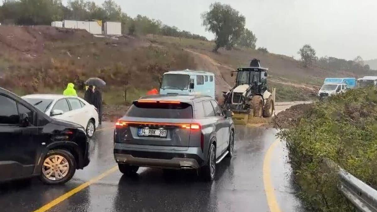 Şile’de sağanak sonrası iki noktada toprak kayması: Bir yol ulaşıma kapalı