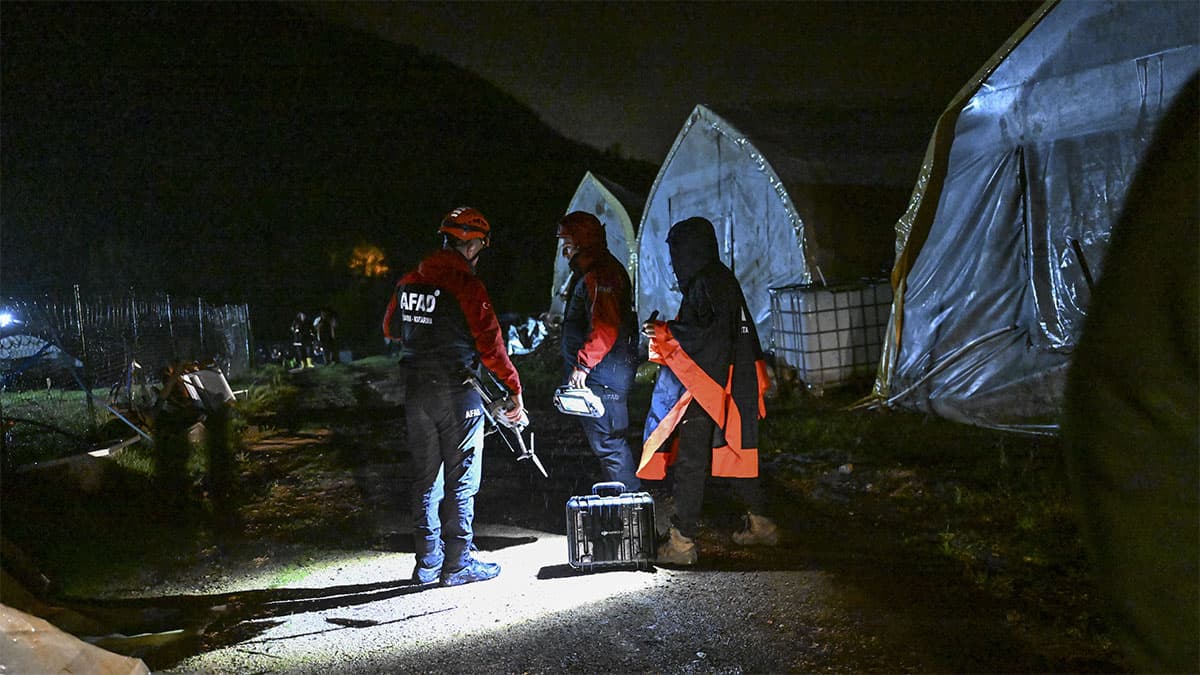 Pendik’te otomobil sel sularına kapıldı: 1 kişi camı kırarak kurtuldu, 2 kişi kayıp