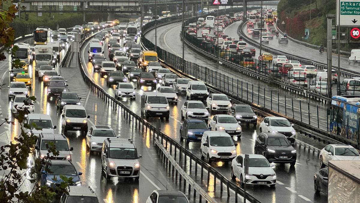 İstanbul’da trafik kilitlendi: Yoğunluk yüzde 80