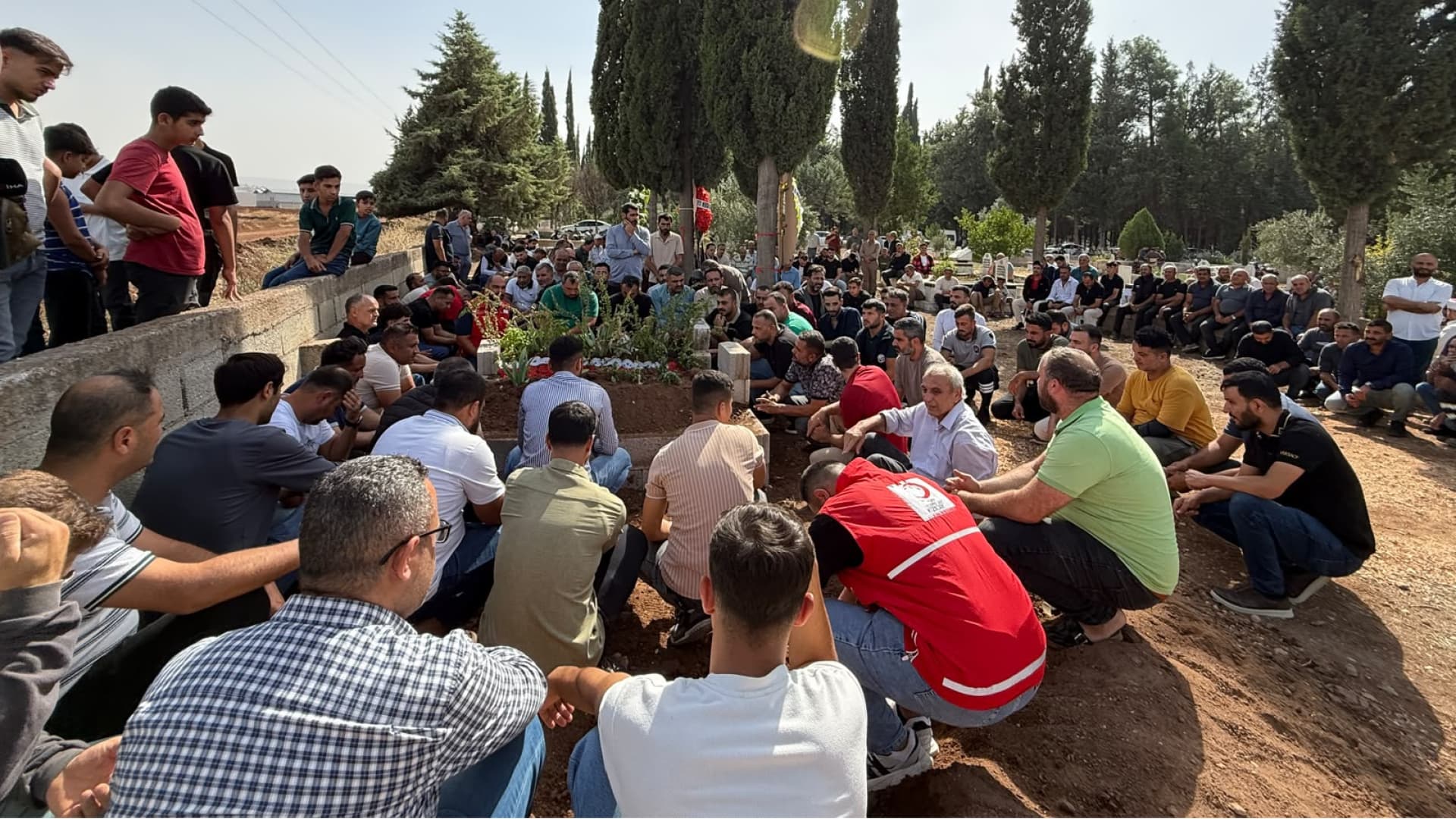 Feribot faciasında yaşamını yitiren 12 yaşındaki Miray, kardeşinin yanına defnedildi