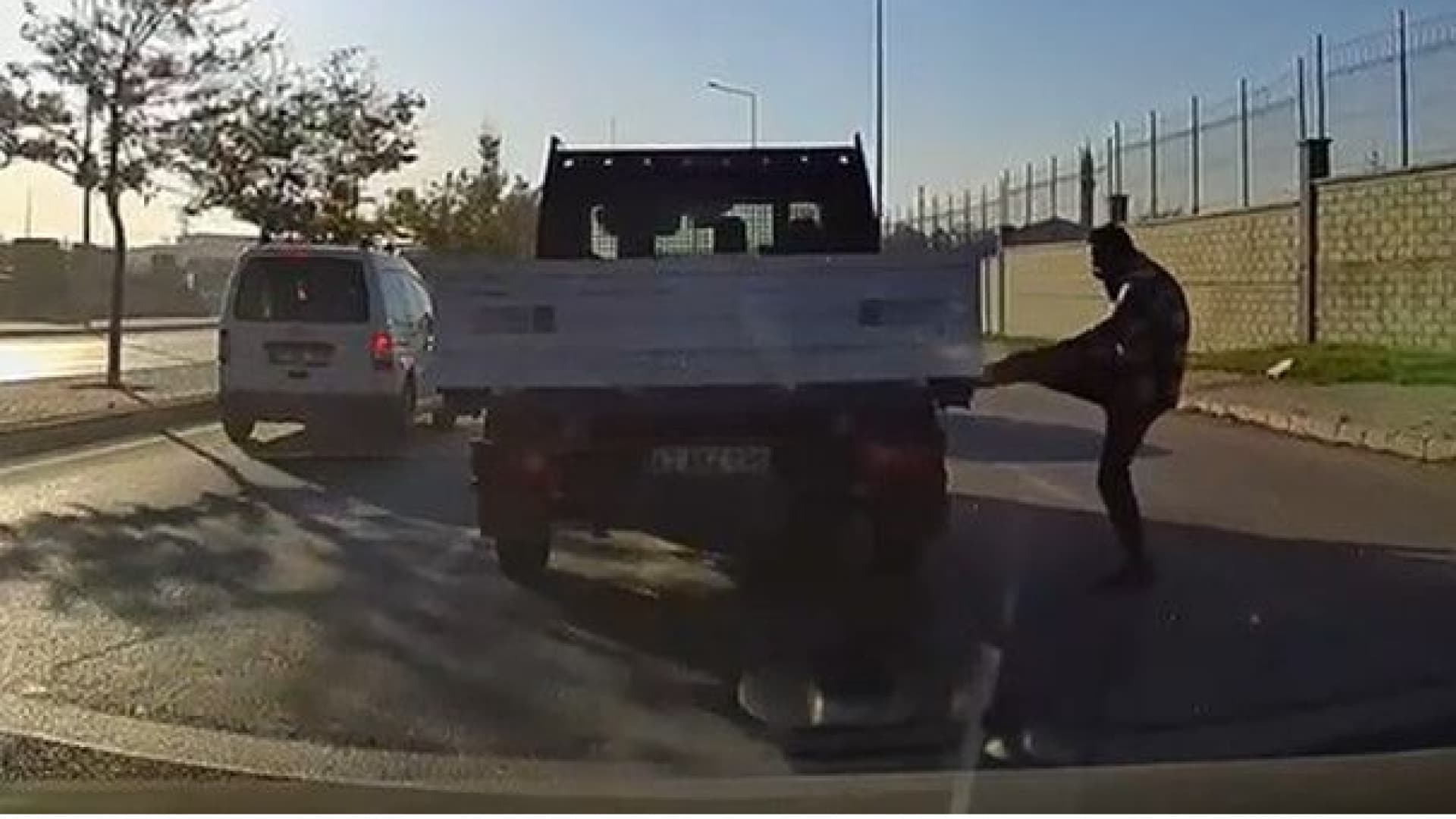 Konya’da trafikte kamyonete tekme atan sürücüye 180 bin lira ceza