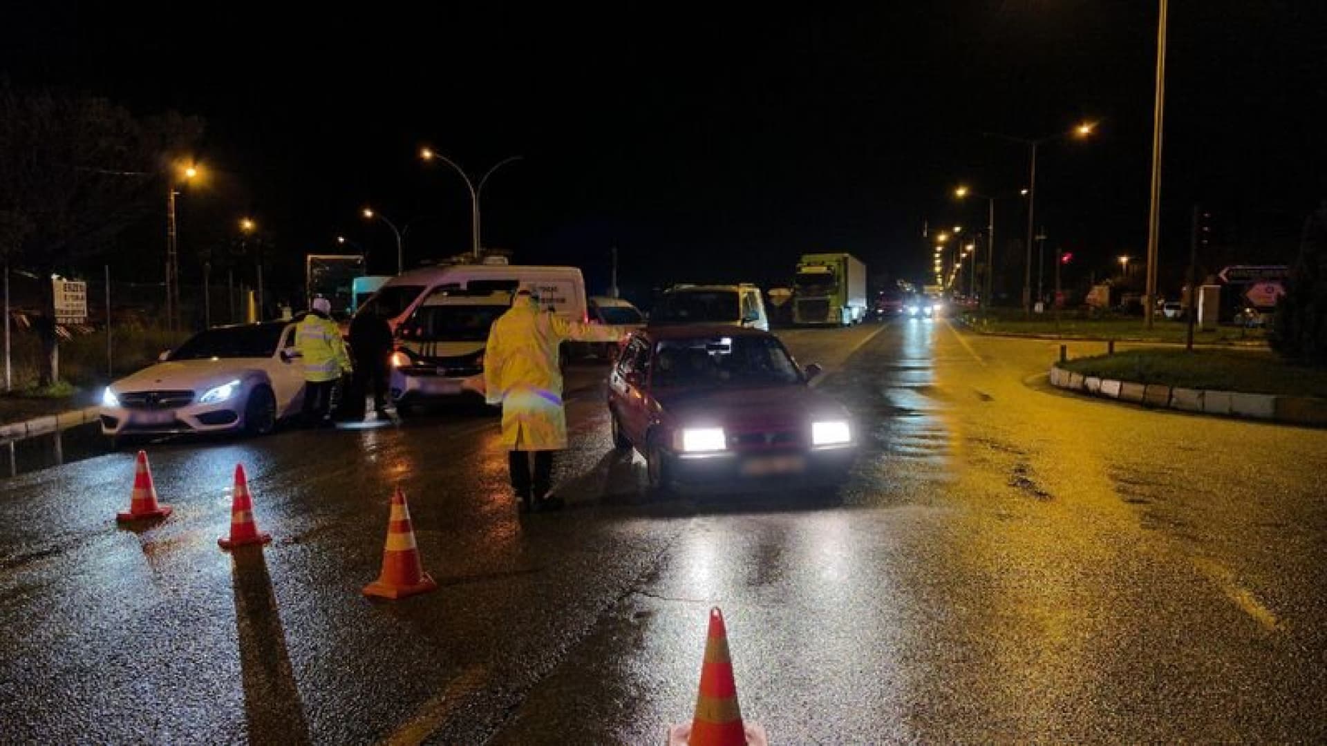 Heyelan sonrası Erzincan-Erzurum yolu trafiğe açıldı