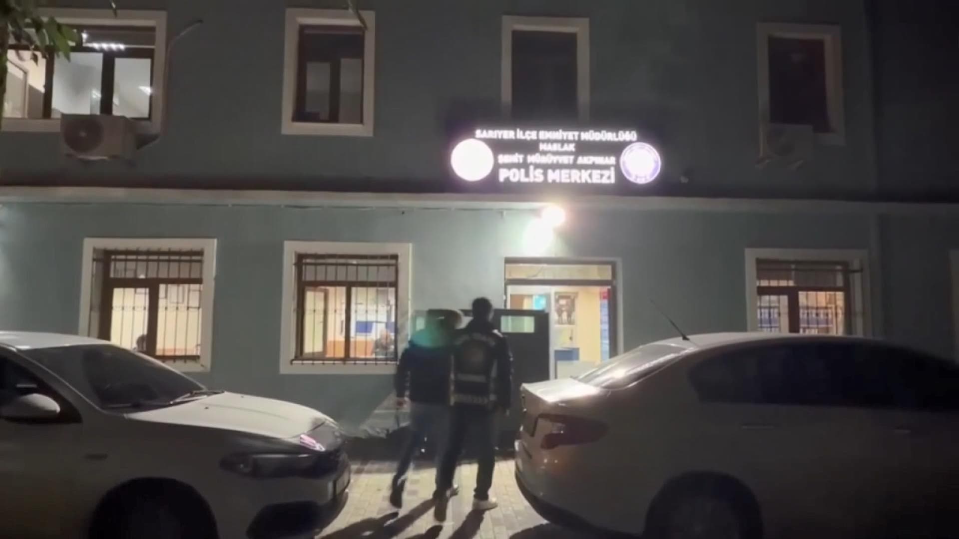 Trafikte kâbus! İçerisinde çocuk bulunan araca saldırdı, camı kırdı!