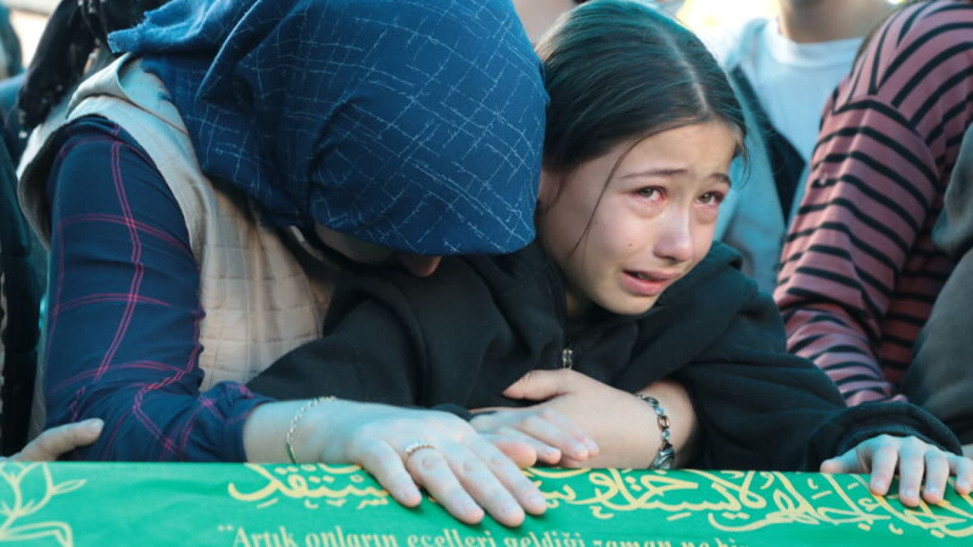 10 yaşındaki Elif defalarca tabutu öptü