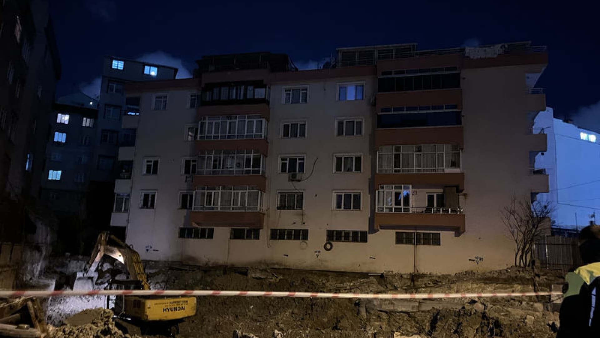 Bahçelievler’de temel kazısı iki binada çökme riski oluşturdu