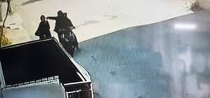 Telefonla konuşurken kapkaça uğradı : O anlar kamerada Kadının telefonunu çaldılar, kullandıkları motor da çalıntı çıktı