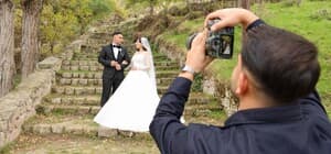 Güzelyurt gelin ve damatların fotoğraf platosu oldu Tarihi dokusu ve eşsiz manzarasıyla turistlerin ilgi odağı olan Güzelyurt, düğün fotoğrafı çektirmek isteyen çiftlerin de gözdesi haline geldi