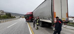 Kastamonu'da bariyerlere çarpan tır makasladı: 1 yaralı