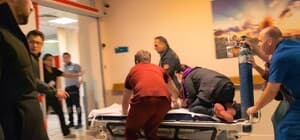 Bursa'da nefes kesen anlar...Sedye üzerinde hayata döndürme çabası Çocuk doktorunun sedye üzerinde 1 yaşındaki bebeği hayata döndürme mücadelesi