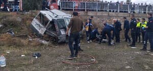 Sivas'ta hafifi ticari araç şarampole uçtu: 1 kişi öldü, 2'si ağır 4 yaralı