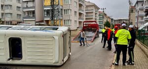 Çarpışan 2 minibüsten biri devrildi: 16 yaralı