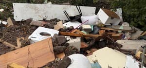 Sakarya'da sel ve heyelan bir evi yıktı, eşyalar çevreye savruldu