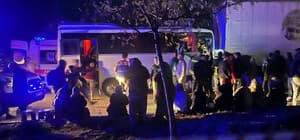 Tarım işçilerini taşıyan midibüs ile TIR çarpıştı: 17 yaralı (2)