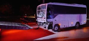 Isparta'da tarım işçilerini taşıyan midibüs ile tır çarpıştı: 17 yaralı