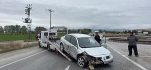 Refüje giren otomobil sürücüsü yaralandı