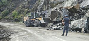 Artvin'de heyelan nedeniyle köy yolu ulaşıma kapandı