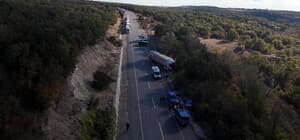 Kamyonet, karşı şeride geçen TIR'a çarpıp devrildi; 4 yaralı