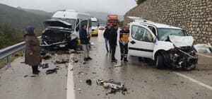 Yolcu minibüsüyle hafif ticari araç kafa kafaya çarpıştı: 1 ölü, 10 yaralı