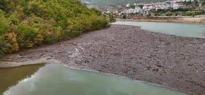 Tunceli'de suların taşıdığı atıklar, baraj gölü kıyısında birikti