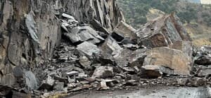 Şırnak-Beytüşşebap yolu, dev kayalar nedeniyle ulaşıma kapandı