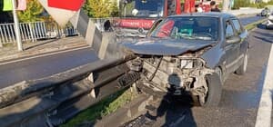 Bariyerlerin saplandığı otomobildeki çift yaralandı