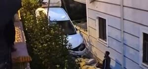 Sakarya'da kontrolden çıkan otomobil ikinci kattaki daireye çarptı