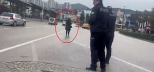 Eşinin, çocuklarını göstermediğini iddia edip, boğazına bıçak dayadı