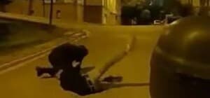 Binanın önündeki bıçaklı kavga ‘hesap’ yüzünden çıkmış Dehşet anlarının yaşandığı bıçaklı kavga kuryenin kask kamerasına yansıdı