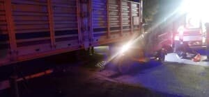 Üç tekerlekli motosiklet park halindeki yarı römorka çarptı: 1 yaralı
