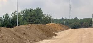 Bilecik'te yol kenarına dökülen kumlar tehlike saçıyor