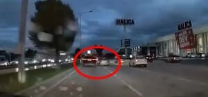 Bursa'da trafikte 2 sürücünün yol verme tartışması kamerada