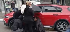 Otomobilin çarptığı anne ile kızına çevredekiler şemsiye tuttu