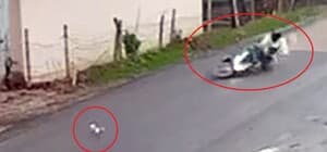 Kediye çarpmamak için manevra yaptığı motosikleti devrilen sürücü yaralandı