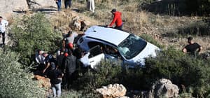Seyir terasında 30 metreden yuvarlanan otomobilin sürücüsü yaralandı