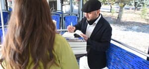 Kitaplarını yazdığı trambüste okurlarıyla buluştu