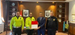Yaralı ıslanmasın diye başında şemsiyeyle bekleyen kadın polise başarı belgesi