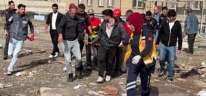Asansör kurarken 4 kat yüksekliğinden düşüp, ağır yaralandı