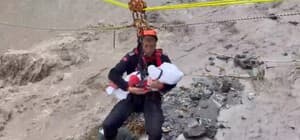 AFAD görevlisi, selde kurtardığı Zeynep bebeği ninniyle sakinleştirdi