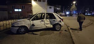 Isparta'da otomobiller kavşakta çarpıştı: 3 yaralı Kaza anı güvenlik kamerasına yansıdı