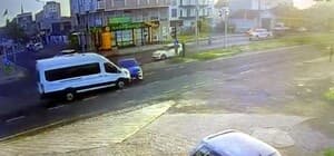 Minibüs ile otomobilin çarpıştığı kaza kamerada; 2 yaralı