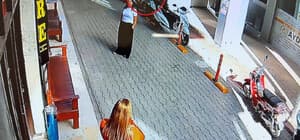 İş hanının dış cephesindeki cam, sokaktaki kadının yanına düştü; o anlar kamerada