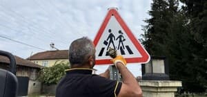 Düzce'de köylerde trafik levhaları yenileniyor