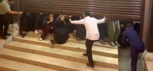 Tekirdağ’da indirim izdihamı kamerada: Yüzlerce kişi aynı anda akın etti İndirim haberi mağaza girişinde izdihama neden oldu Kapılar açıldı, kalabalık mağazaya akın etti