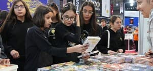 Denizli TÜYAP Kitap Fuarı'nda yazar yağmuru sürüyor 7'den 77'ye tüm Denizli kitapla buluşuyor Fuar hafta boyunca ziyaretçi akınına uğradı