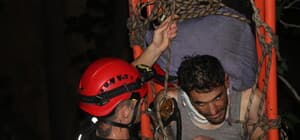 Parktaki köprüden düştü; itfaiye 2 saatlik çalışmayla kurtardı