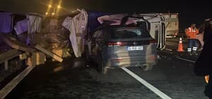 Otoyolda karşı şeride geçen TIR otomobile çarptı 1 ölü 2 yaralı