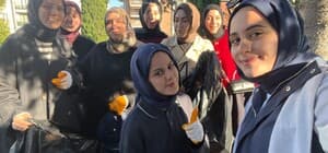 Üniversite öğrencilerinden mezarlıkta temizlik çalışması Zonguldak'ta 13 üniversite öğrencisi, İncivez Mezarlığı'ndaki bakımsız mezarları ve yürüyüş yollarını temizledi