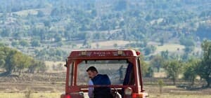 Hamamözü Kaymakamı Arslan traktörle tarla sürdü