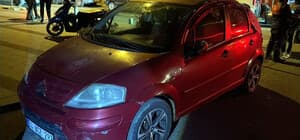 2 araca çarpan sürücü otomobilini bırakıp kaçtı; 1 yaralı