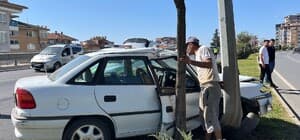 Aydınlatma direğine çarpan otomobilin sürücüsü kaçtı: 1 yaralı